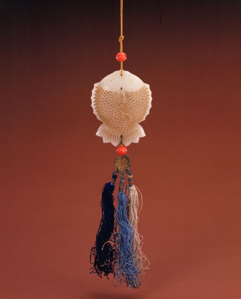 图片[1]-White jade carving Pisces sachet-China Archive